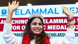 Manu Bhaker Felicitated by Velammal Academy: Paris Olympic-Medallist Shooter Receives Special Memento, Breaks A Leg With Students