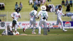 PAK vs BAN 2nd Test: Mehidy Hasan Miraz Fifer Puts Bangladesh on Top Against Pakistan on Day 2