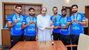 Ex-Odisha CM Naveen Patnaik felicitates Olympic bronze winning hockey team