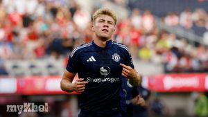 Berbatov Encourages Hojlund To Seize Van Nistelrooy Mentorship At Manchester United