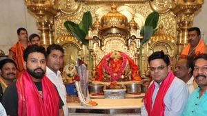 Rohit Sharma and Jay Shah visit Siddhivinayak Temple with T20 World Cup 2024 trophy