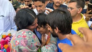 Vinesh Phogat In tears as she receives heroic reception at Delhi Airport after returning from Paris