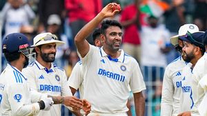 IND vs BAN 1st Test: R Ashwin Matches Shane Warne Record For Second Most Five-Wicket Hauls in Tests