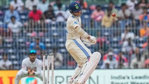 Yashasvi Jaiswal stunned after getting out to Bangladesh's 6'5 tall pacer, KL Rahul follows him in dressing room