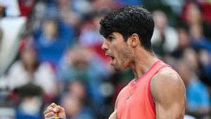 Alcaraz battles past Monfils to keep winning streak alive