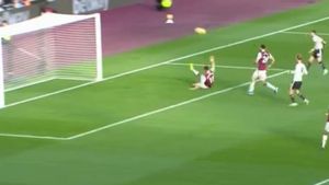 West Ham vs Manchester United: Diogo Dalot Shocking Open Goal Miss leaves Man United Fans Stunned – Watch