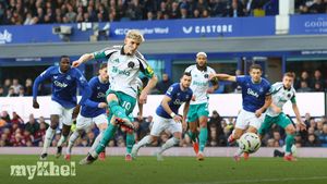 Everton And Newcastle United Draw 0-0 As Pickford Saves Gordon's Penalty
