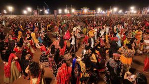 Cricketers Bring the Heat: Sporting Bats Meet Navratri Garba in Gujarat!