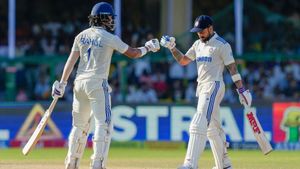 Fan tells Virat Kohli 'BGT me aag lagani hai' as star batter stops and reacts