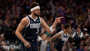 Klay Thompson Sets Franchise Record For 3-Pointers In Mavericks Debut Against Spurs