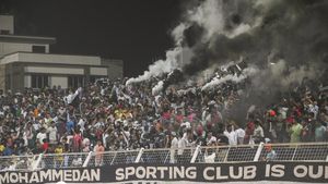 Crowd Violence Halts Mohammedan SC vs Kerala Blasters as KBFC Secure Comeback 2-1 Win