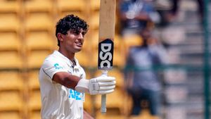IND vs NZ: Rachin Ravindra Slams Maiden Century Outside of New Zealand in Front of His Father in Bengaluru, Creating Memorable Homecoming