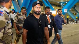 Rishabh Pant Engages With Fans at Star Nahi Far Event in Bengaluru