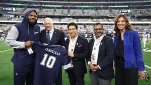 Sachin Tendulkar honoured with Number 10 jersey by NFL side Dallas Cowboys