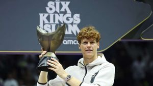 Jannik Sinner mounts comeback to beat Carlos Alcaraz for 6 Kings Slam title