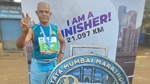 75-Year-Old Gopinath Mohan Running in Vedanta Delhi Half Marathon Proves Age is no Barrier