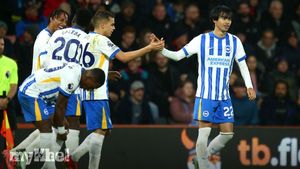 Brighton Triumphs 2-1 Against Bournemouth Despite Playing With Ten Men