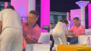 Rahul Dravid wins hearts with incredible gesture during Rajasthan Royals event - Watch