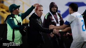 Mexico Coach Javier Aguirre Injured By Beer Can Following Honduras Defeat In CONCACAF Match