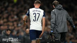 Micky Van De Ven Suffers Hamstring Injury; Expected To Return After International Break