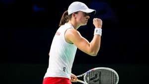 Iga Swiatek keeps Poland in fight for place in Billie Jean King Cup final