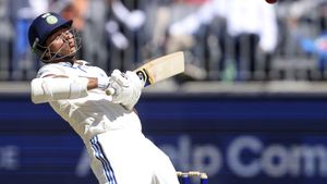 Border-Gavaskar Trophy: Virat Kohli Applauds Stunning Cover Drive from Yashasvi Jaiswal as India Take Control in Perth Test