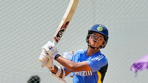 IND vs AUS: Flying Ball Alert! Yashasvi Jaiswal's Power Hit Lands Outside WACA Nets in Perth