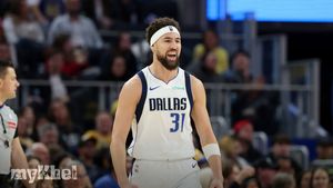 Klay Thompson Enjoys Surreal Reunion With Warriors In Mavericks' Thrilling Victory