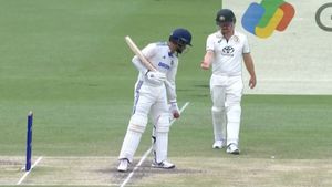 IND vs AUS : Akash Deep Apologises To Travis Head After Hilarious Brain Fade Moment During 3rd Test : WATCH