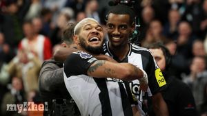 Newcastle United Secure 3-0 Victory Over Aston Villa After Duran's Red Card