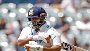 IND vs AUS: Rishabh Pant begins with a Four on Day 3, later gifts Wicket