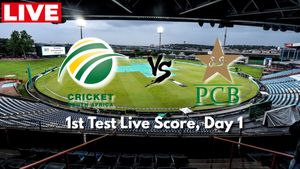 South Africa vs Pakistan Highlights, Day 2 of 1st Test: Pakistan in 88/3 in 22 overs, Trail By 2 Runs