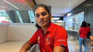 Simran Shaikh Gets Heroic Welcome in Dharavi After ₹1.9 Crore WPL 2025 Auction Win