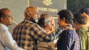 Sachin Tendulkar connects with ailing Vinod Kambli in Ramakant Achrekar Memorial Unveiling Ceremony - Watch