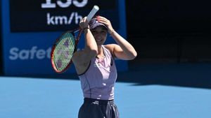 Australian Open: Elena Rybakina marches on, lucky loser Eva Lys makes history