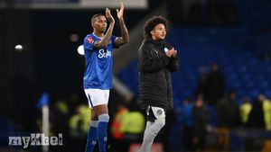 Darren Ferguson Explains Decision Not To Substitue Tyler Young In Historic Father-Son Matchup Against Everton