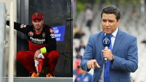Sanjay Manjrekar Sparks Debate, Claims AB de Villiers Played For 'Wrong' IPL Franchise