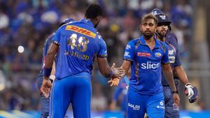 RCB's IPL 2025 Recruit Romario Shepherd Smashes 25 in Last 5 Balls of MIE vs ADKR ILT20 Match - Watch