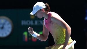 Australian Open: Swiatek paying rankings little mind ahead of Raducanu tie