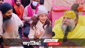 Virat Kohli and Anushka Sharma takes blessings from Premanad Ji Maharaj