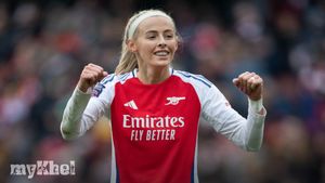 Arsenal Thrashes Tottenham 5-0 While Chelsea Secures Late Win Against Everton