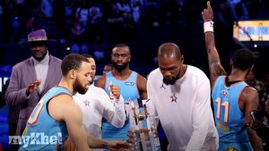 Stephen Curry Scores 12 Points To Lead Shaq's OGs To All-Star Win