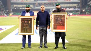 PCB Hall of Fame: Inzamam And Misbah Officially Presented With Commemorative Caps & Specially-Designed Plaques