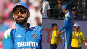 Virat Kohli shakes hand with Ball Boy in Cuttack, His reaction goes Viral