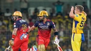 CSK vs RCB: 'Oh Just Shut Up..' - Matthew Hayden gets angry on Fellow Commentator, gets support On-Air