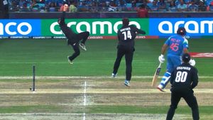 IND vs NZ: 'Give him Best Fielder Medal, Declare him Alien' - Fans hail Glenn Phillips after Gill Stunner in CT 2025 Final