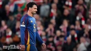 Mats Hummels Apologises For His Red Card That Cost Roma Their Europa League Dream