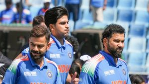 IND vs NZ: Rohit Sharma turns angry on Dinesh Karthik after losing Toss, Video goes Viral