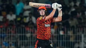 IPL 2025: Pat Cummins Joins MS Dhoni & Two Others in Rare List With Six-Hitting Feat During SRH vs LSG