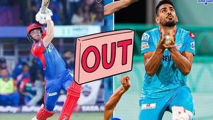 DC vs LSG IPL 2025: Tristan Stubbs' Massive Six Leads to Ball Change, Dismissed Next Ball in Dramatic Turn